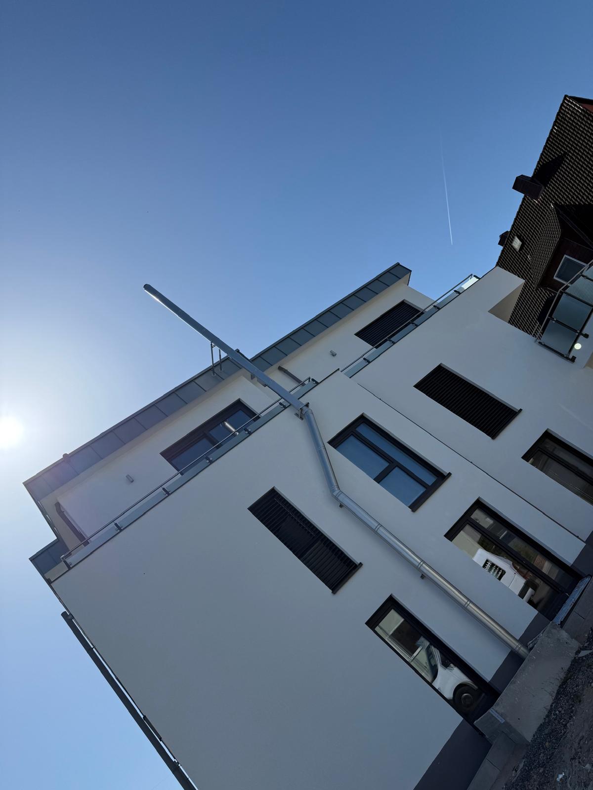 Detailperspektive einer weißen Mehrfamilienhausfassade
