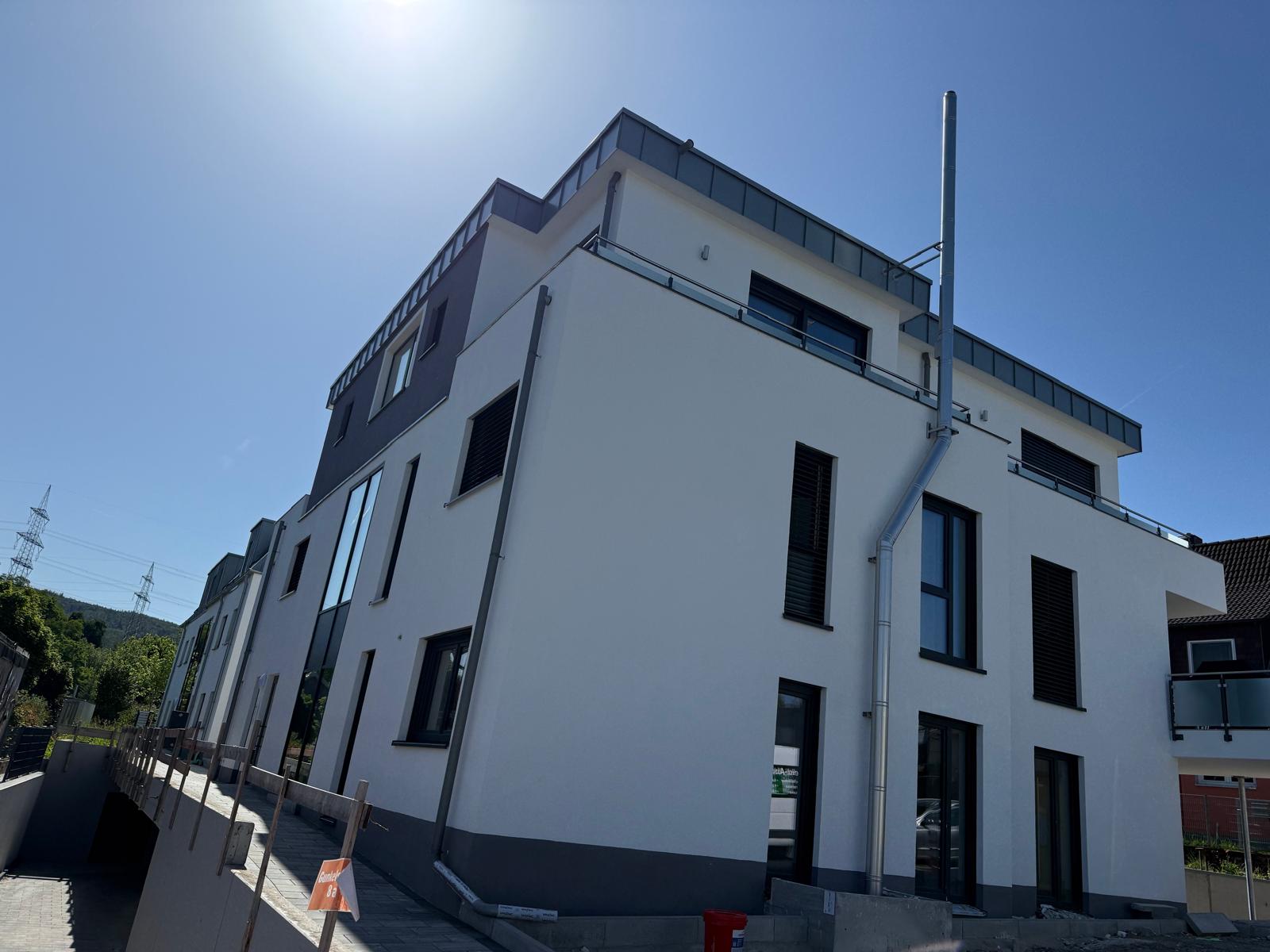 Modernes Mehrfamilienhaus mit fertiger weißer Fassade