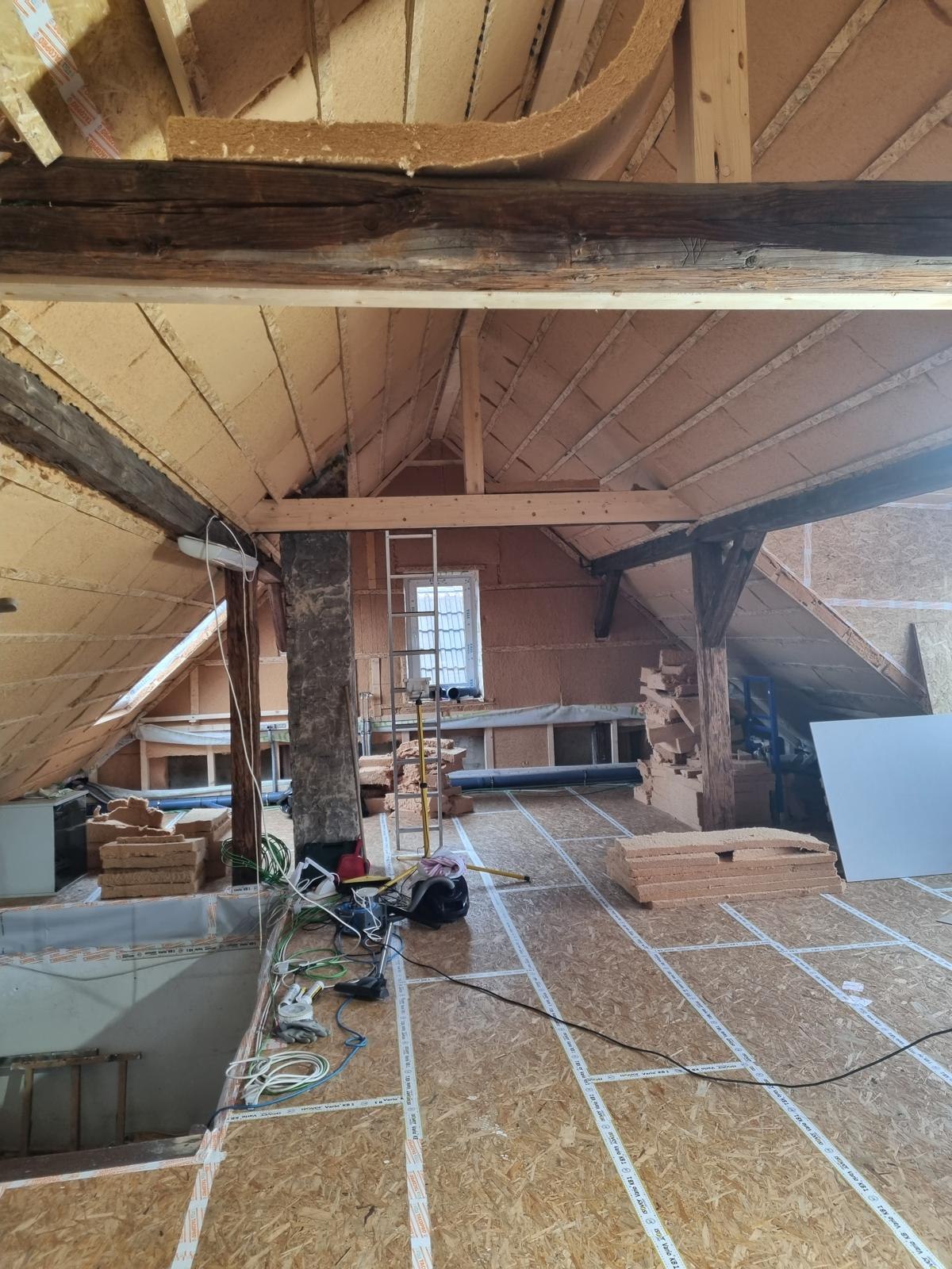 Dachstuhl mit Holzfaserdämmung zwischen den Sparren und verklebter Dampfbremse