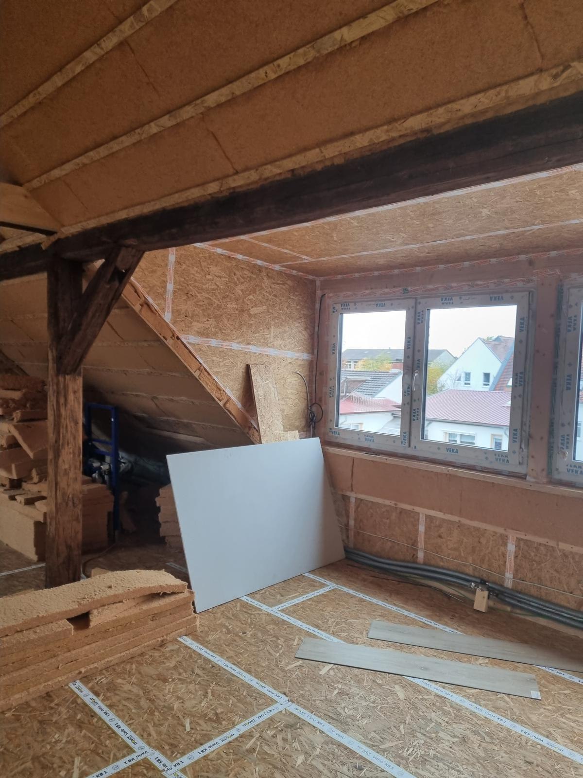 Gedämmte Gaube mit neuen Fenstern und beplankten Laibungen
