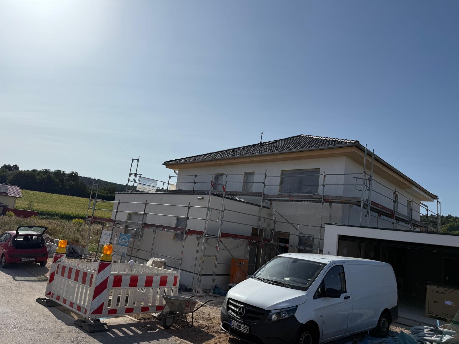 Eingerüsteter Neubau mit aufgebrachter Armierungsschicht