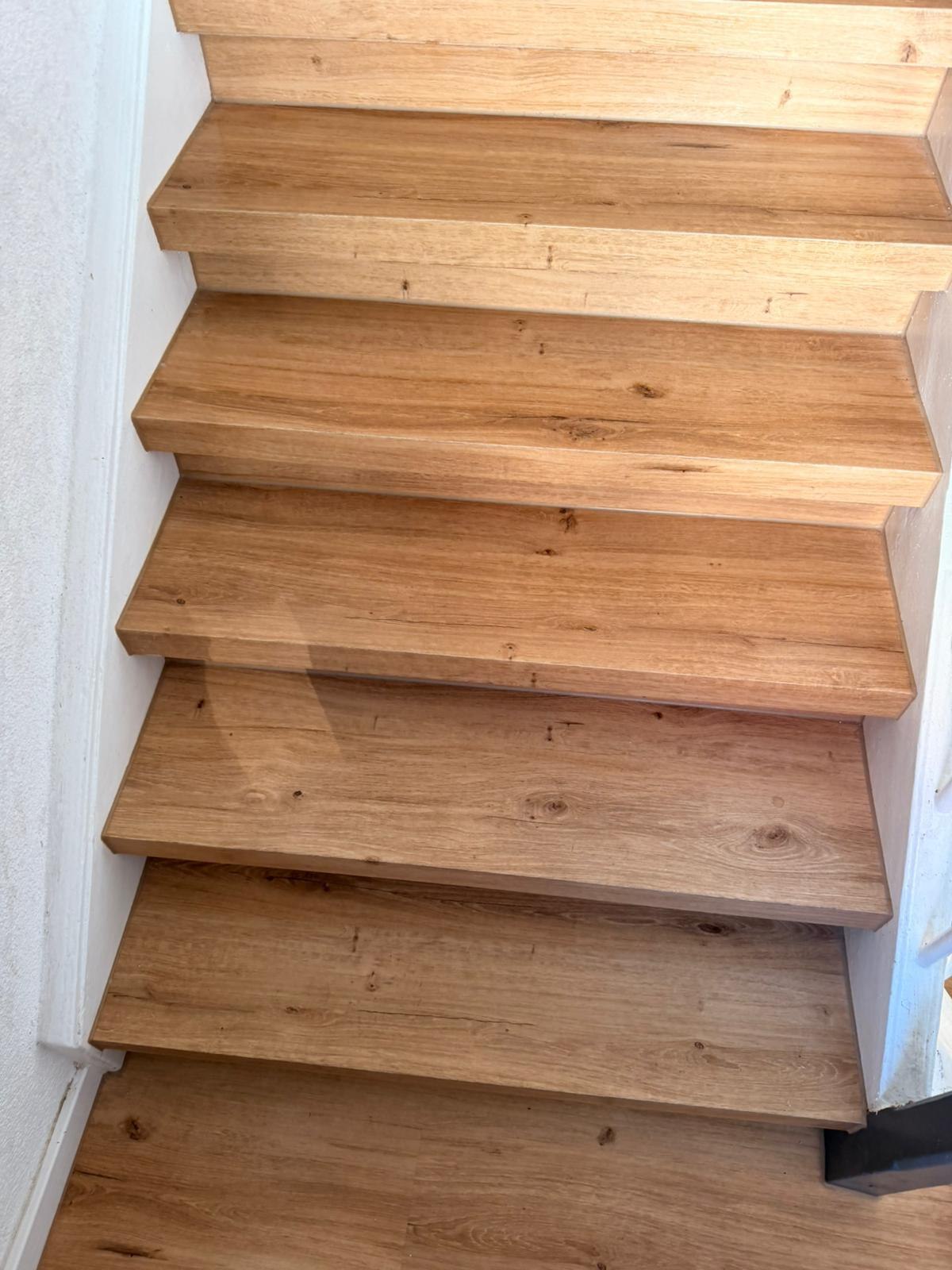 Treppe mit Eichenstufen und weißen Setzstufen von oben