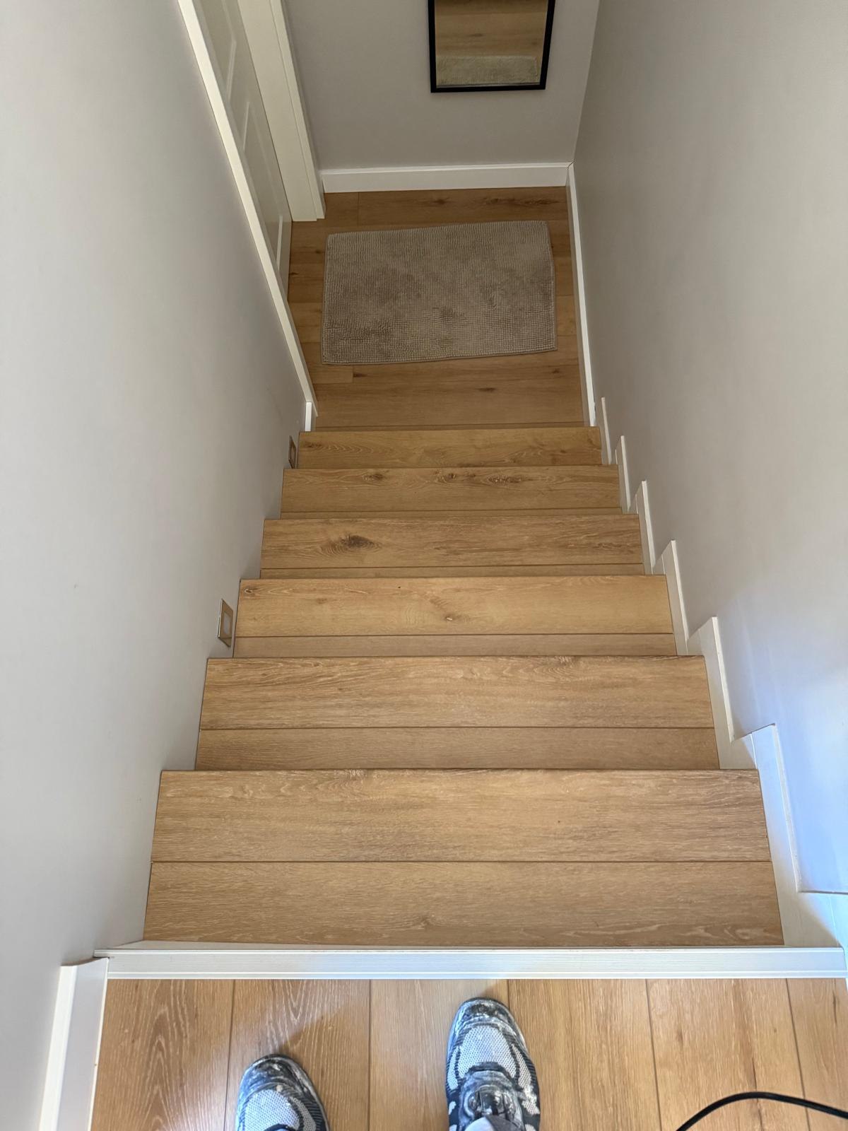 Blick von oben auf die fertige Treppe und den anschließenden Boden