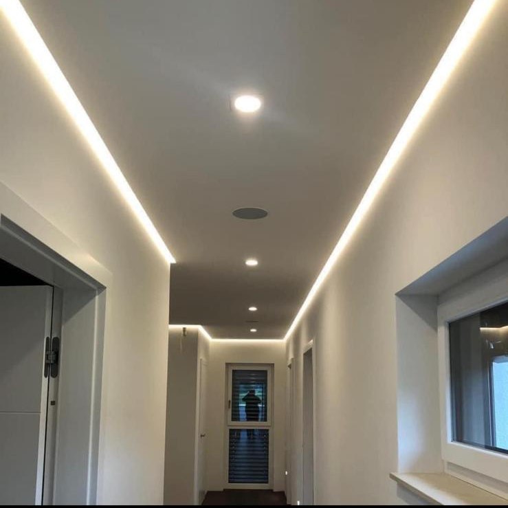 Flur mit abgehängter Decke, durchlaufender Lichtlinie und Einbauspots