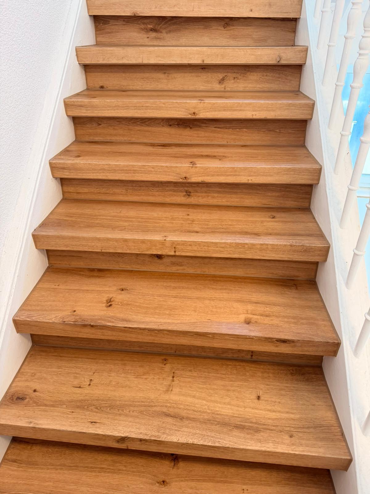 Renovierte Treppe mit Stufen in Eichenoptik