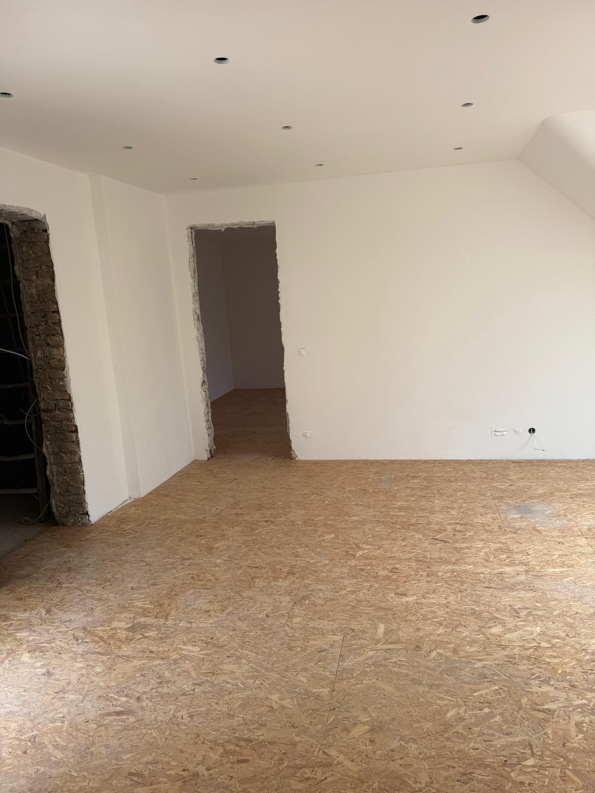 Wohnraum mit Trockenbauwänden und Deckenspots, OSB-Boden